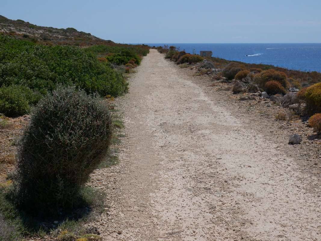Comino - po podreží k Batérii Santa Marija