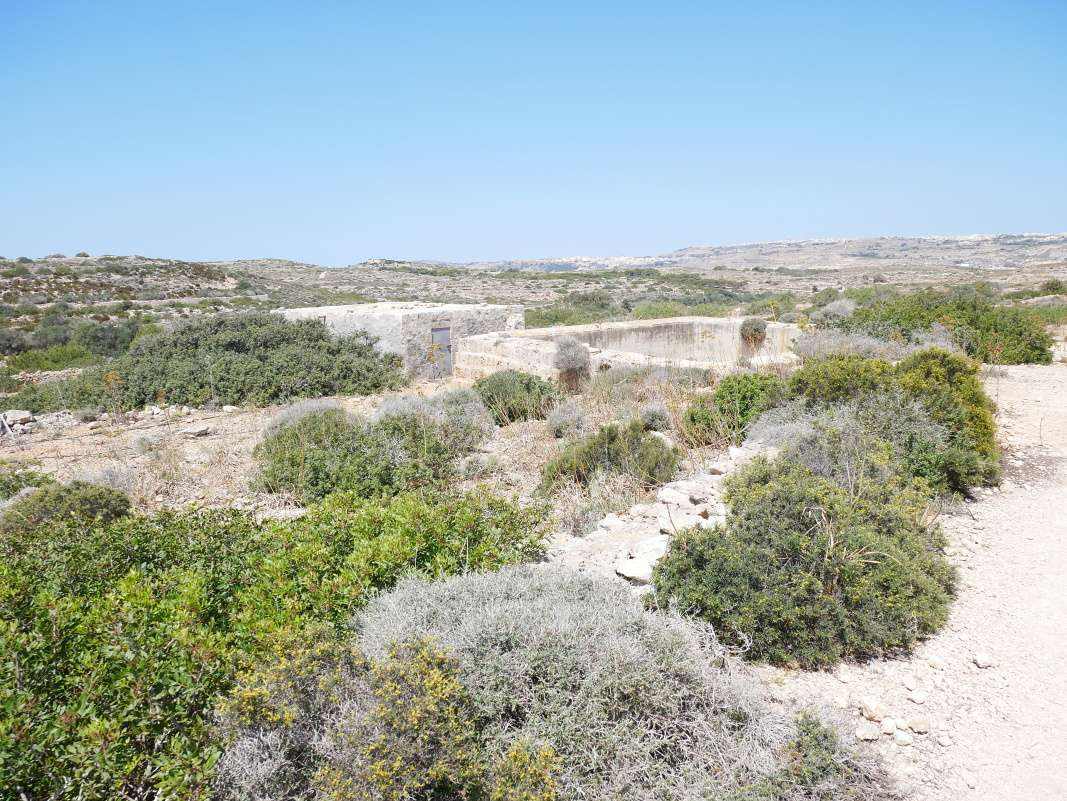 Comino - stredom ostrova na pláž Santa Marija