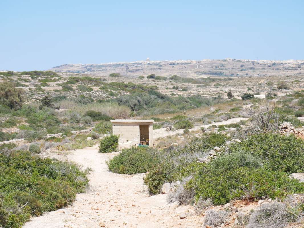 Comino - stredom ostrova na pláž Santa Marija