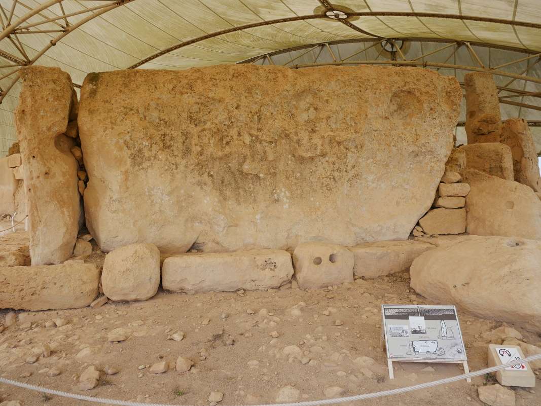 Megalitický chrám Hagar Qim, megalit 3x6,4m, 20 ton