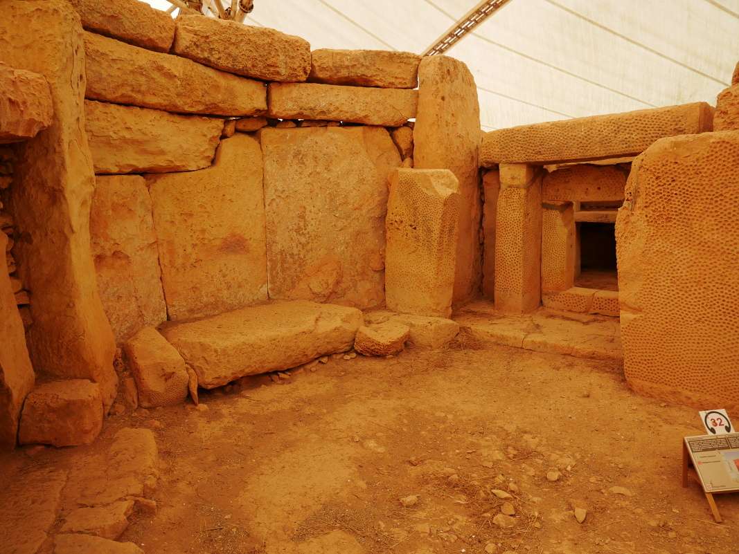 Megalitický chrám Mnajdra, slnečný chrám, výklenok vľavo, ľavý okraj bodkovanňého megalitu vpravo bol osvetlený pri slnovrate
