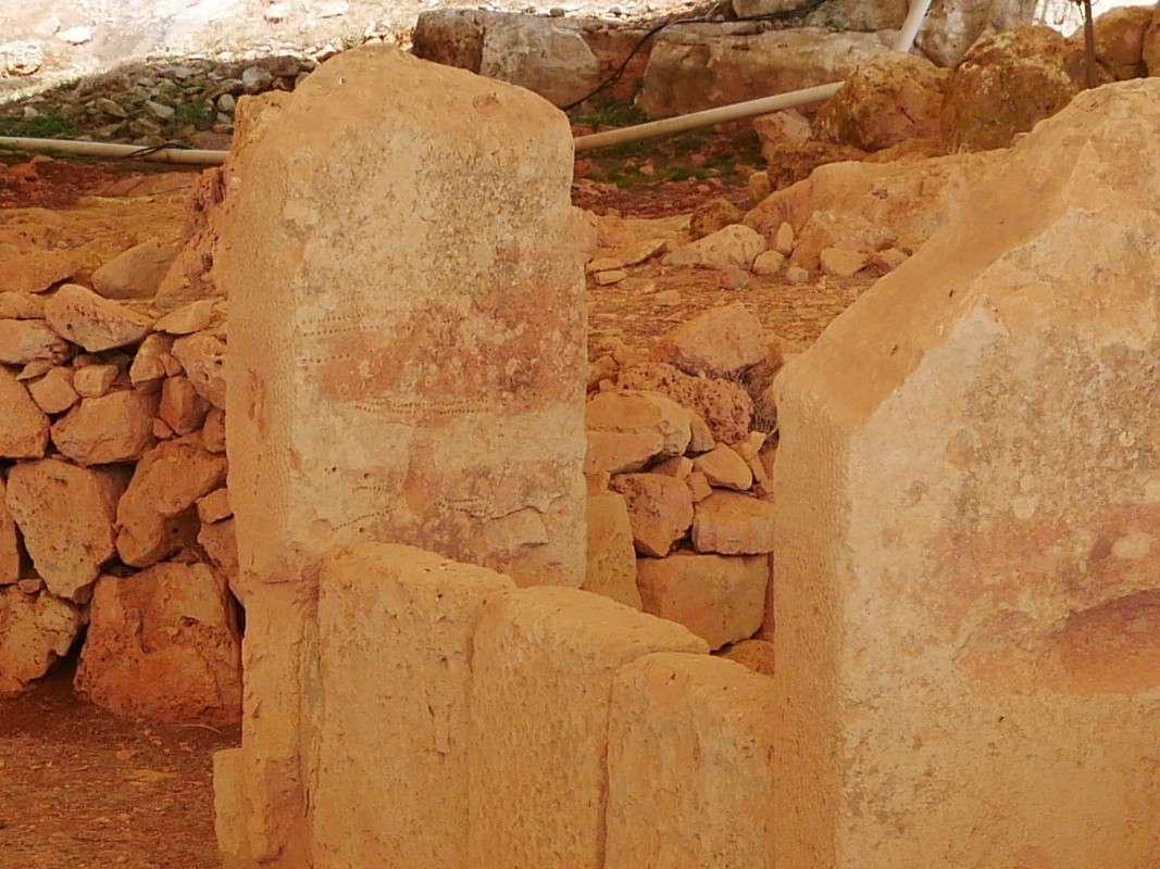 Megalitický chrám Mnajdra, chrám B, na kameni vľavo je bodkovaný kalendár