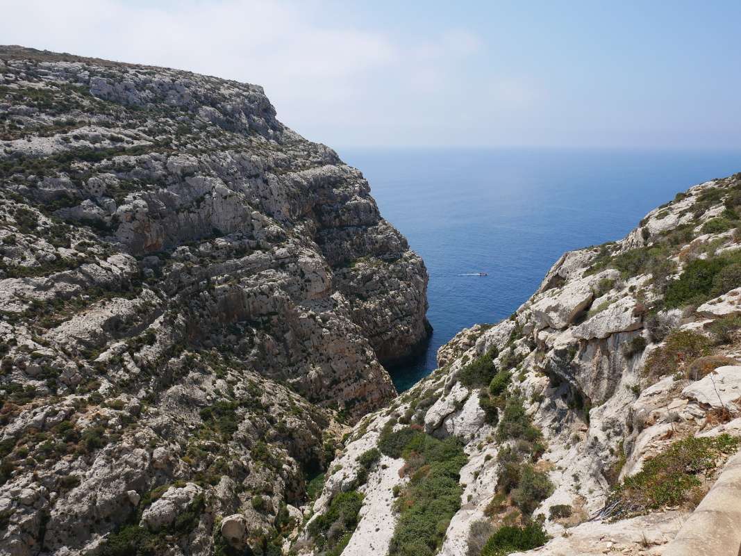 Vystúpili sme z autobusu na vuhliadke nad Modrou jaskyňou (Blue Grotto)