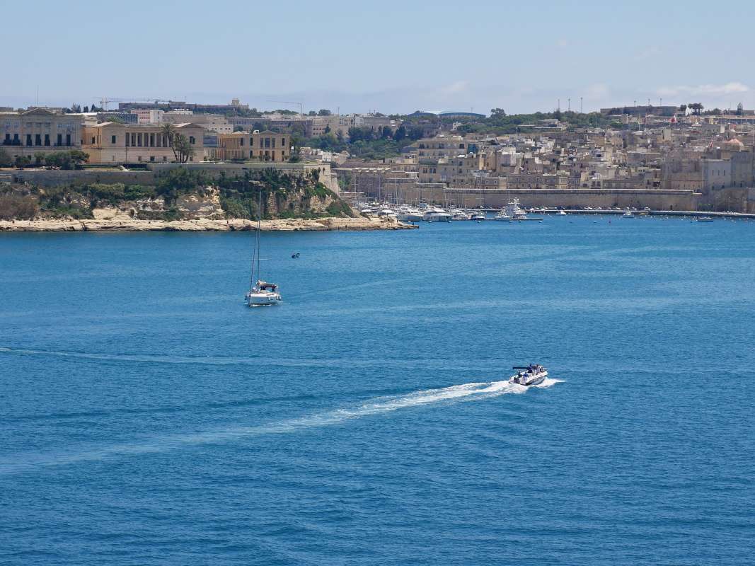 Pevnosť St. Elmo, vpravo Birgu