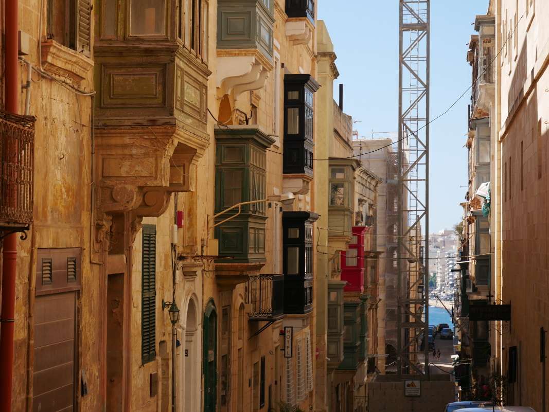 Z pevnosti St. Elmo do prístavu trajektu do Sliemy