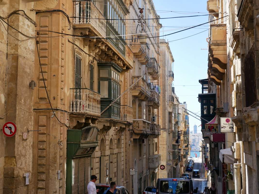 Z pevnosti St. Elmo do prístavu trajektu do Sliemy