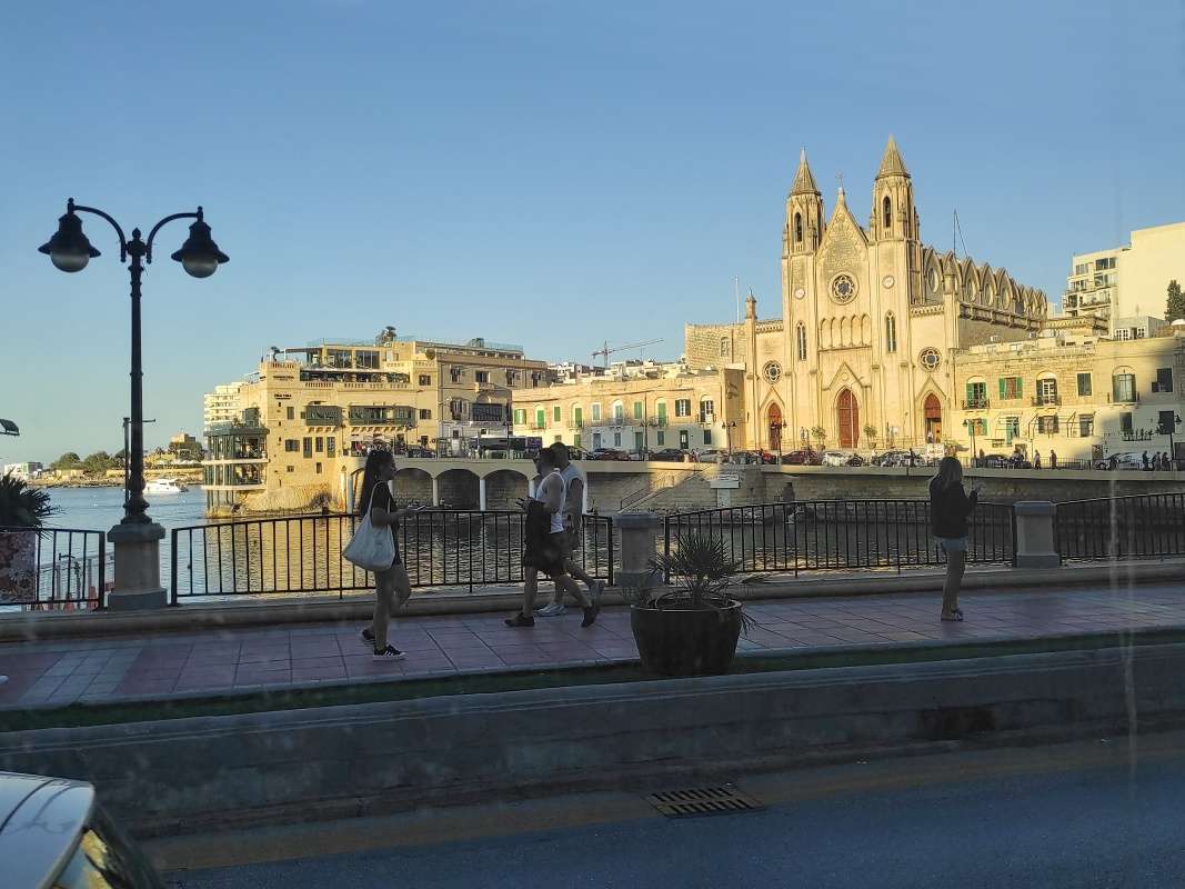 A  nakoniec Sliema a Balluta Bay z autobusu ...