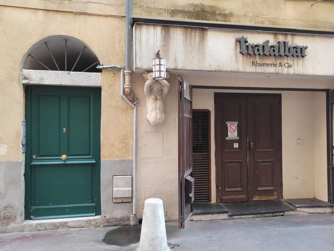 Rue Barillerie 3 - zelené dvere hneď pri bare :D