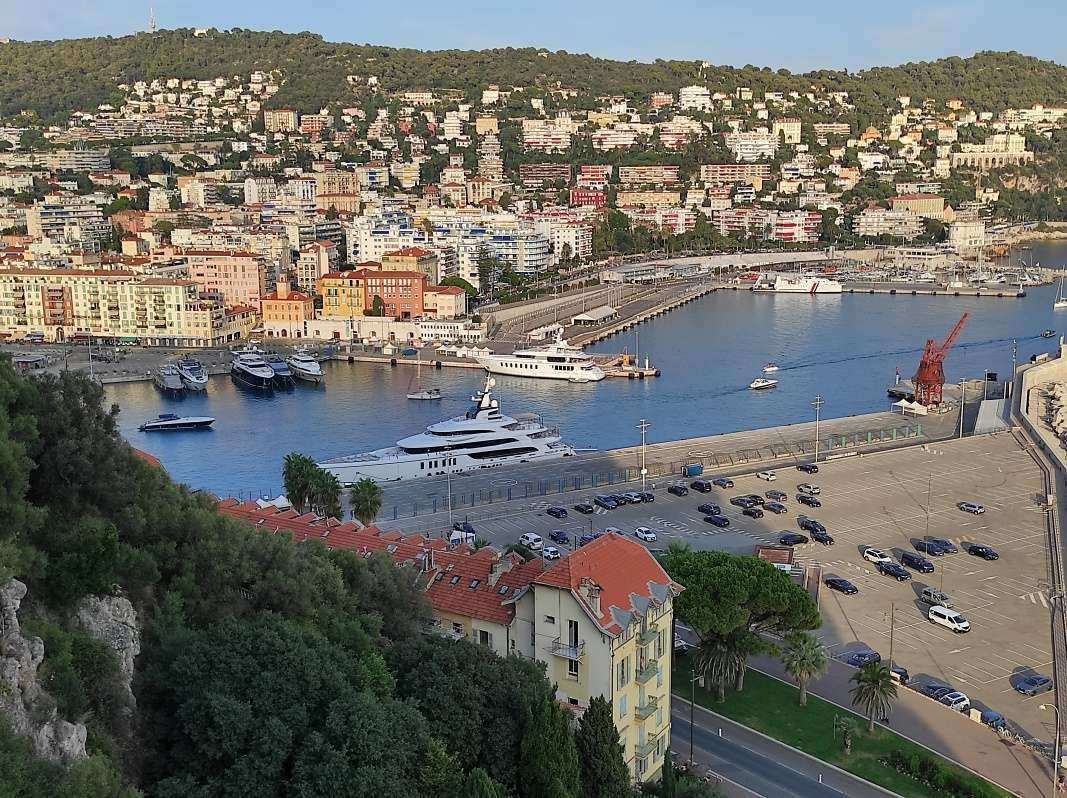 Hradný vŕšok - blížime sa k vyhliadke na prístav
