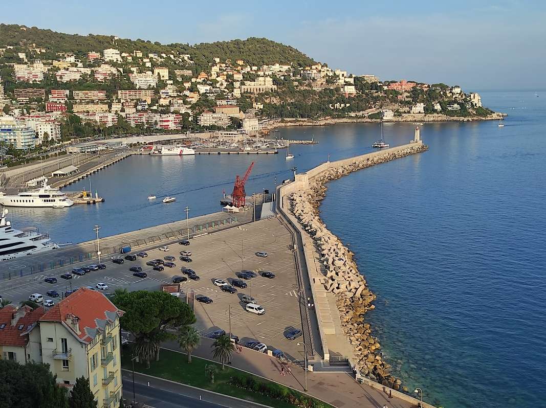 Hradný vŕšok - blížime sa k vyhliadke na prístav