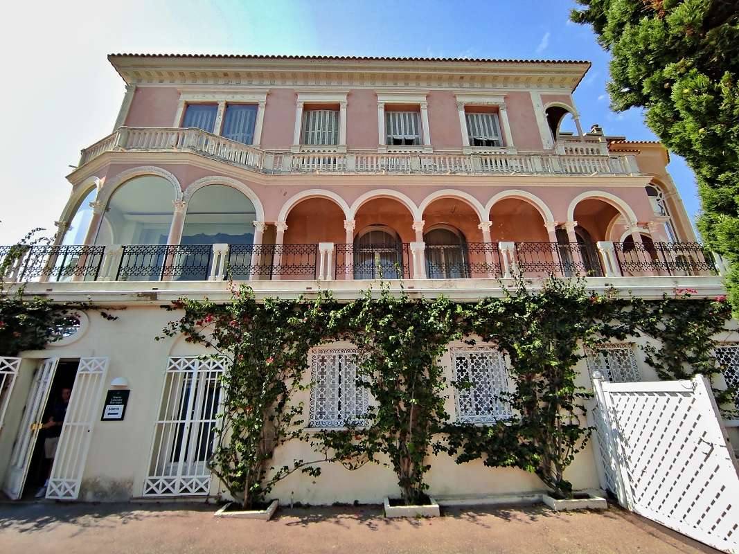 Ephrussi de Rothschild - vľavo vstup do pokladne a suvenírov