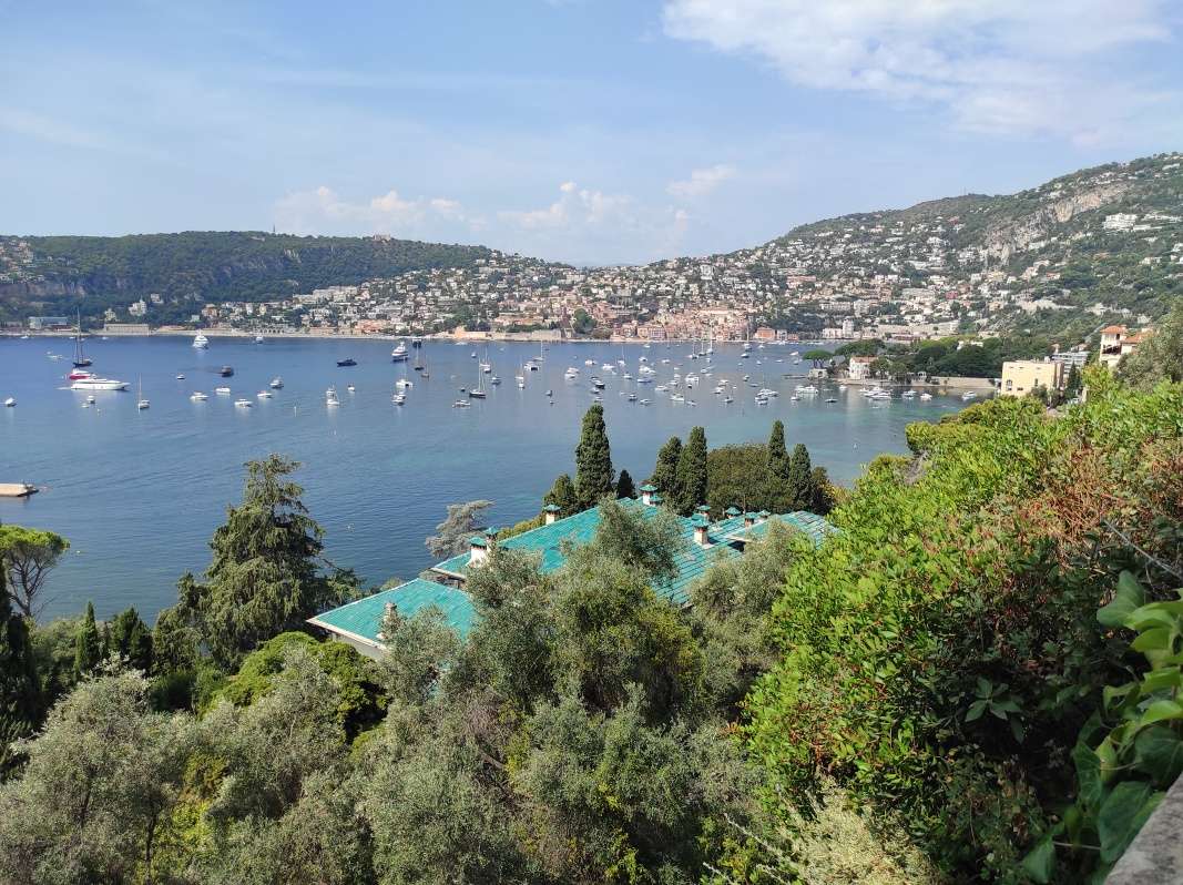 Florentská záhrada - výhľad na Villefranche-sur-Mer