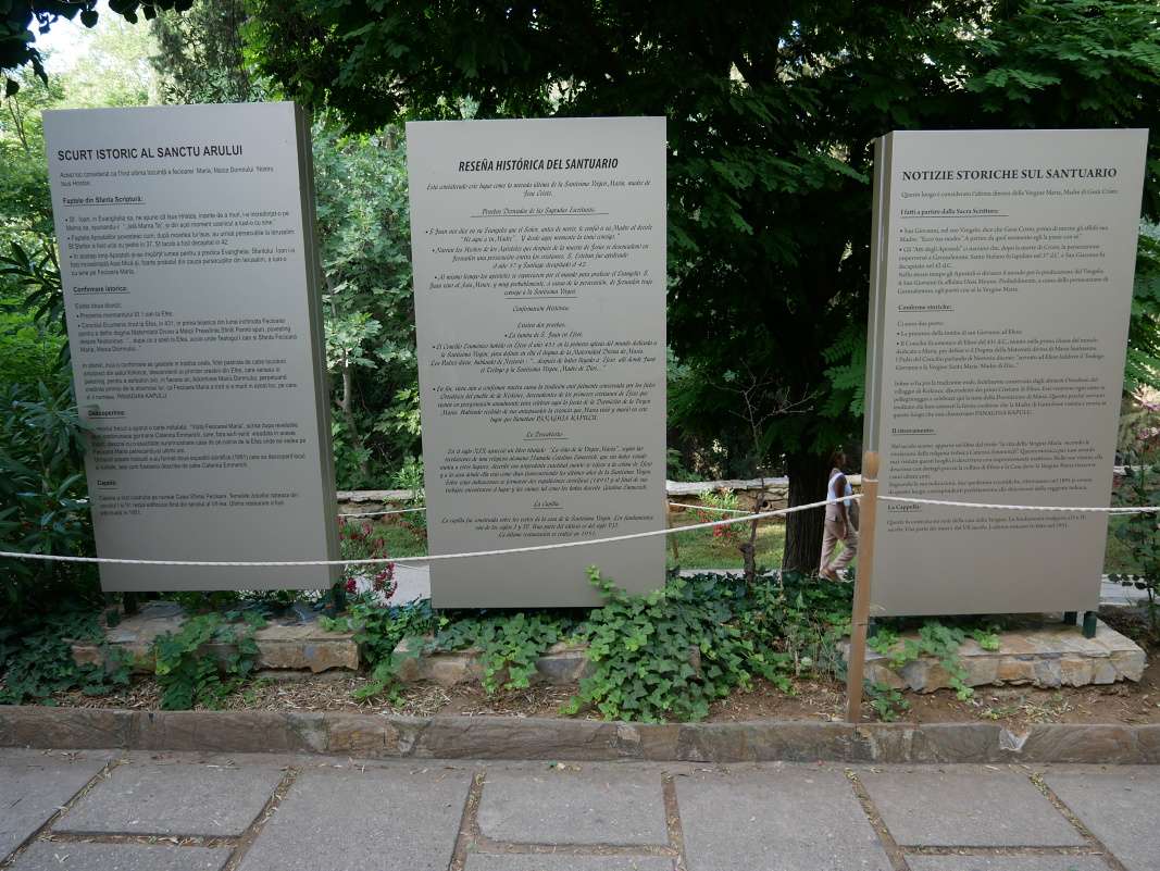 Po ceste sú informačné tabule s historickými a náboženskými informáciami v rôznych jazykoch