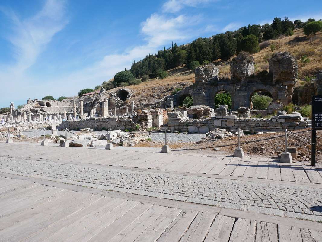 Efez - vľavo Bouleuterion, vpravo Variove kúpele na Agore