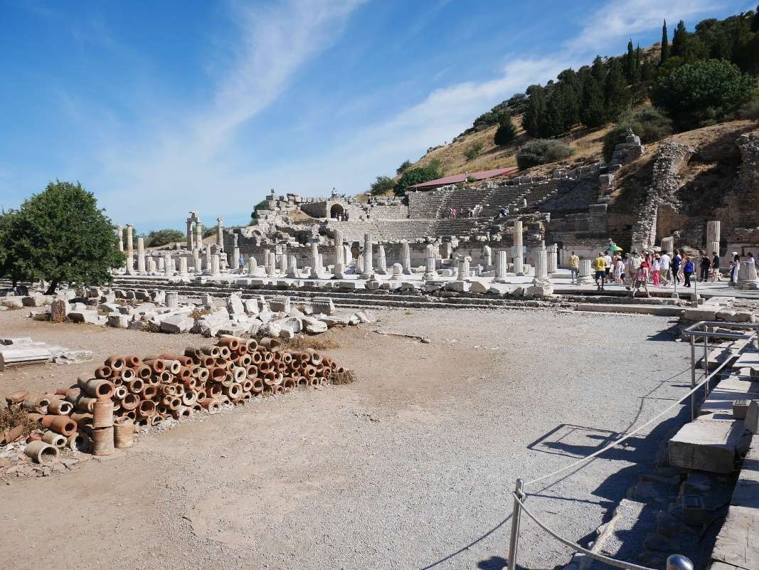Štátna Agora - konali sa tu hlasovania, črepinový súd a riešili sa štátne záležitosti, Bouleuterion v pozadí