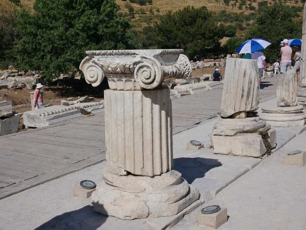 Stĺpy pred Bouleuterionom