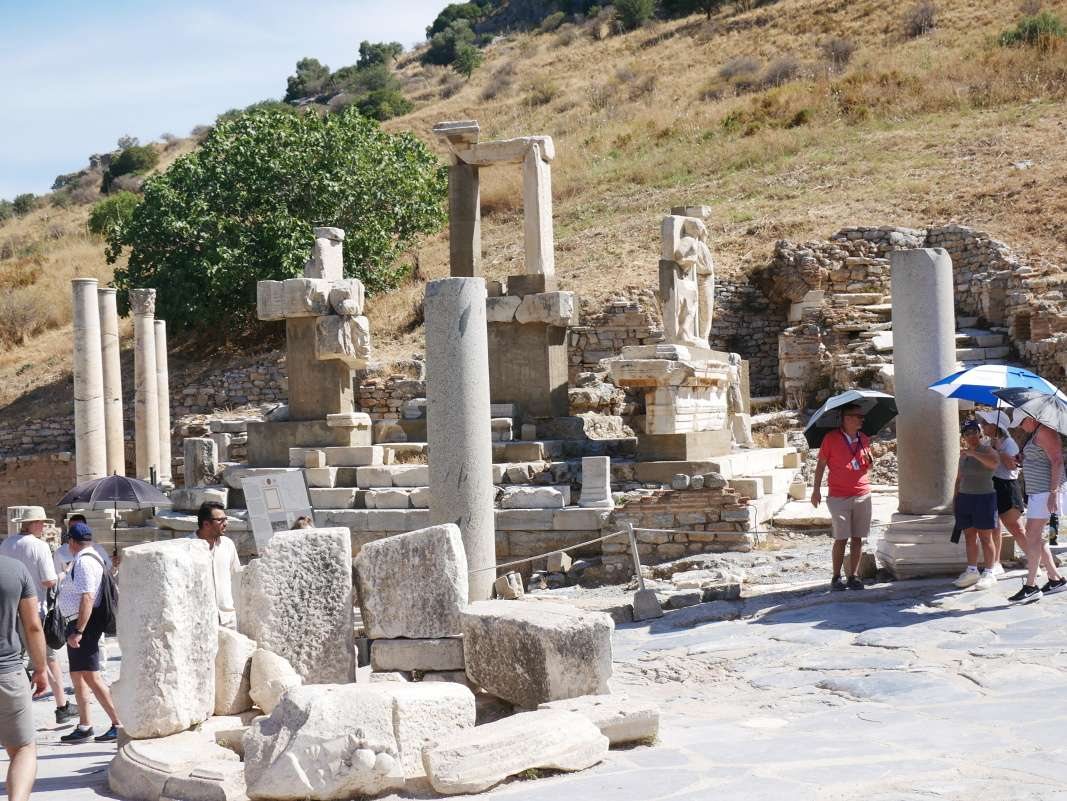 Hydreion and Memmius Monument