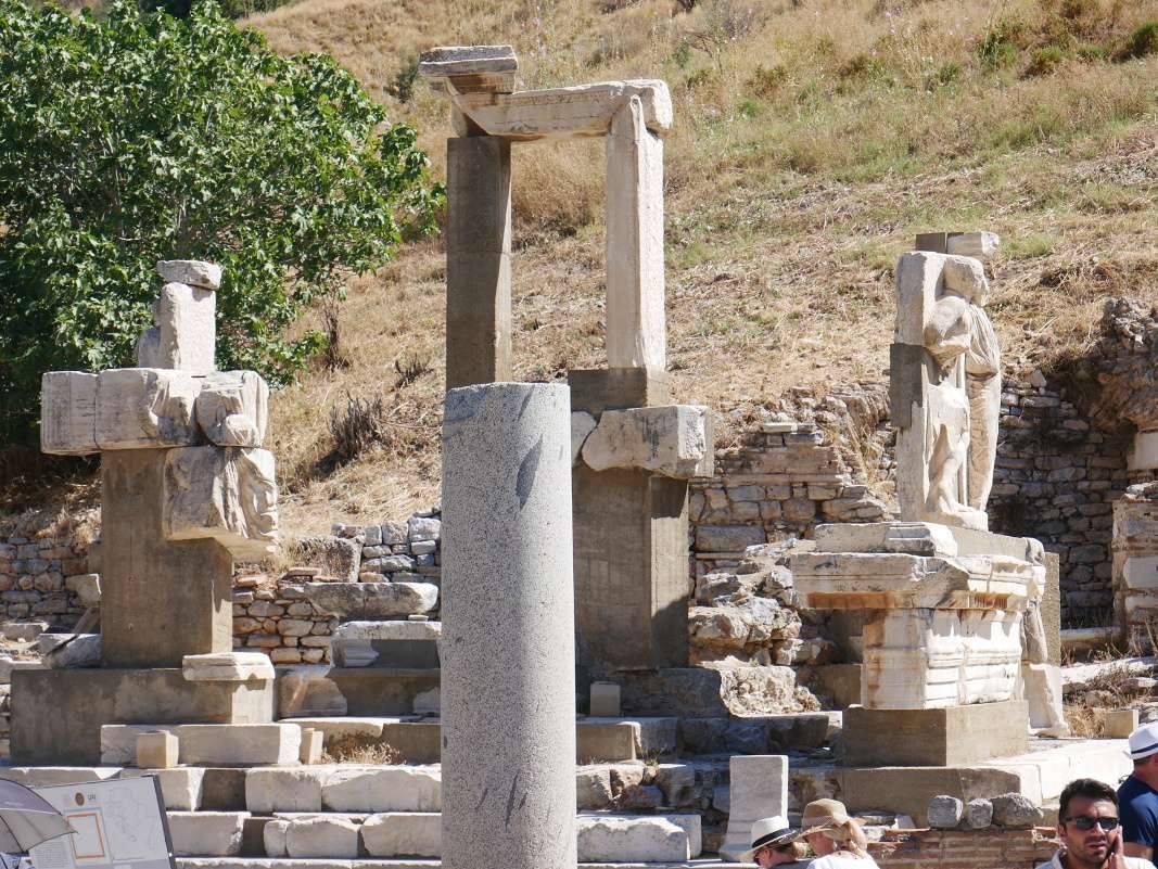 Hydreion and Memmius Monument