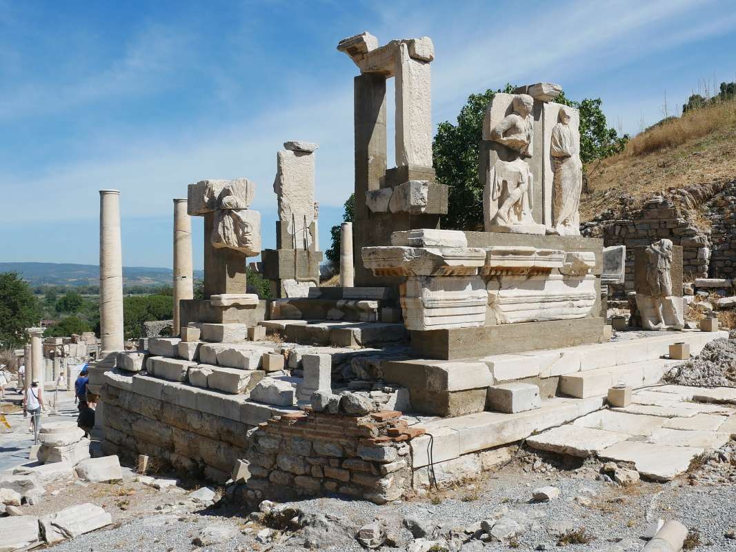 Hydreion and Memmius Monument