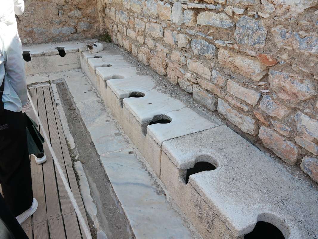  ... a nájdeme verejné WC :D