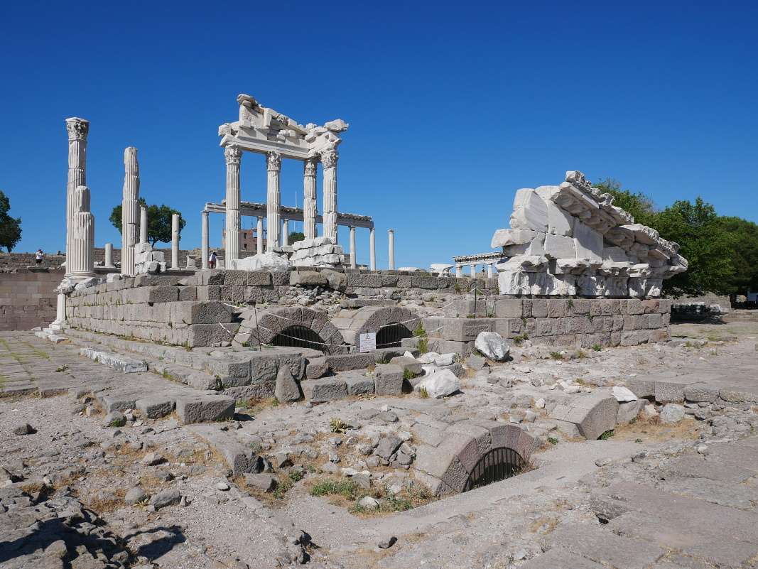Akropola Pergamonu - Trajaneum, chrám uctievania cisára Trajána