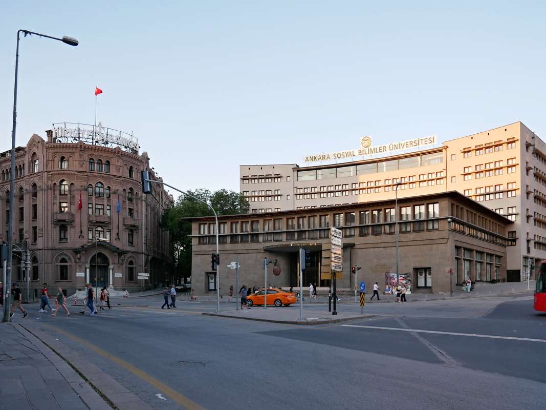 Vľavo prvá budova banky İş (dnes múzeum, zadarmo), vpravo Univerzita