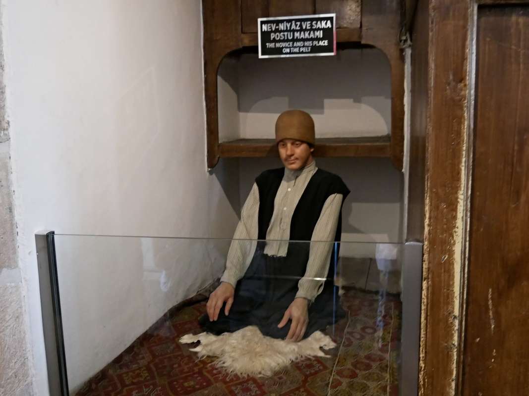 Konya, Mevlana múzeum, novici sedeli oddelene
