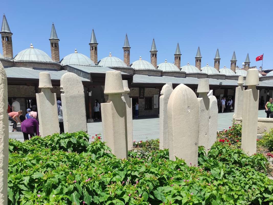 Konya, Mevlana múzeum, nádvorie