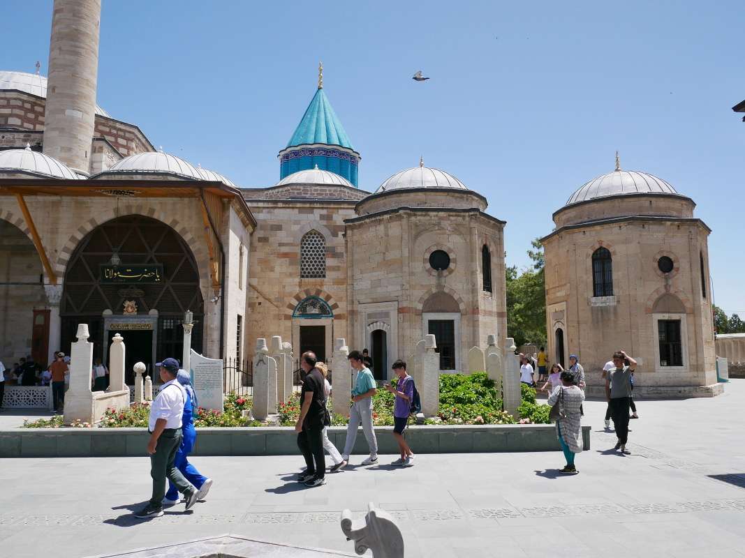 Konya, Mevlana múzeum, nádvorie