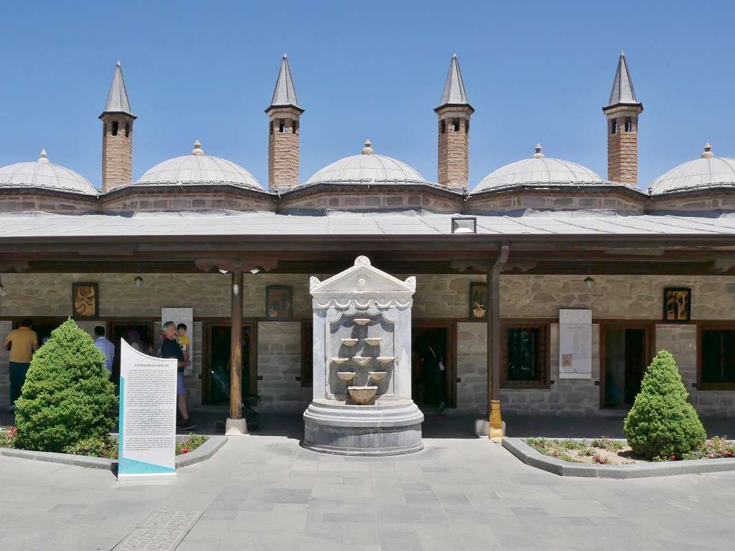 Konya, Mevlana múzeum, nádvorie