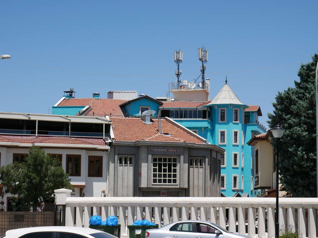 Konya, domy kopírujú farbu veže mešity