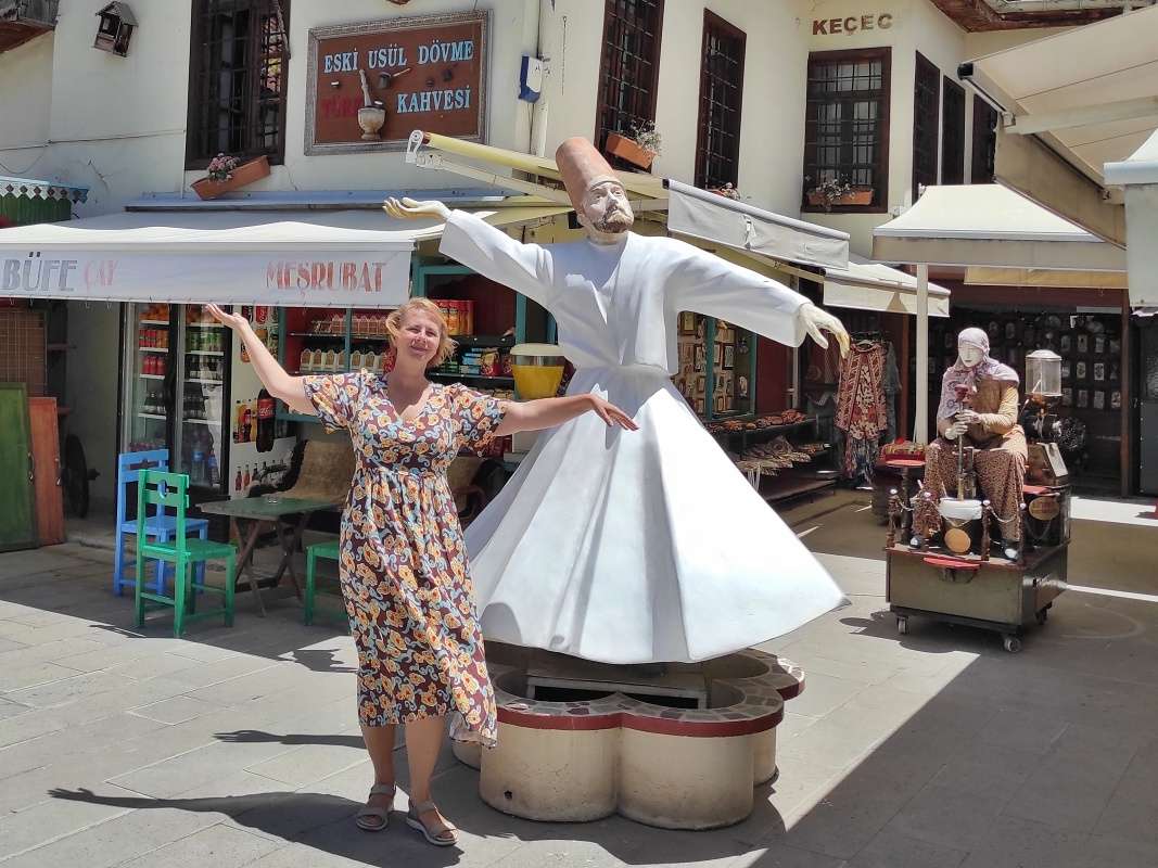 Konya, Mevlana múzeum - derviš mimo areálu
