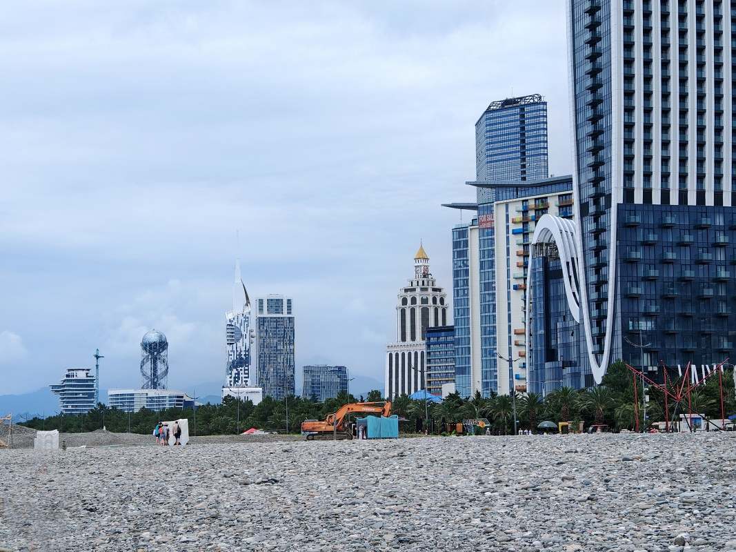 Výhľad na Batumi City z pláže