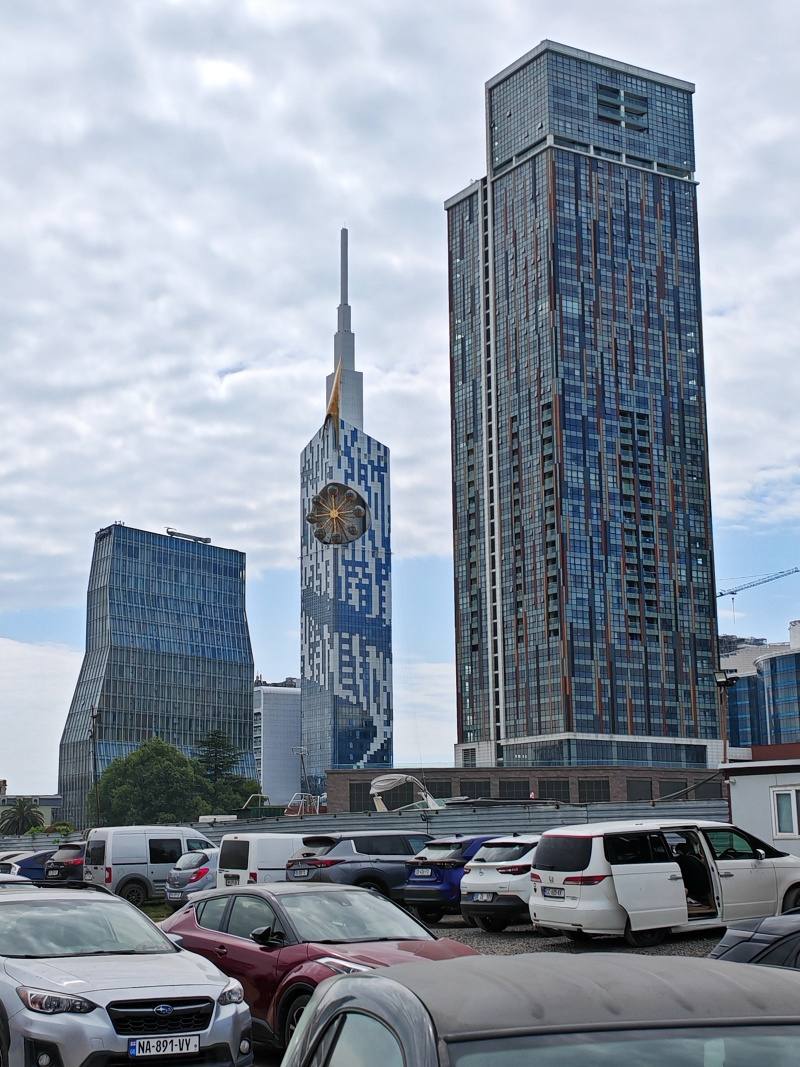 Parkovisko - tu sme ráno vystúpili a bolo tu úplne prázdno ...