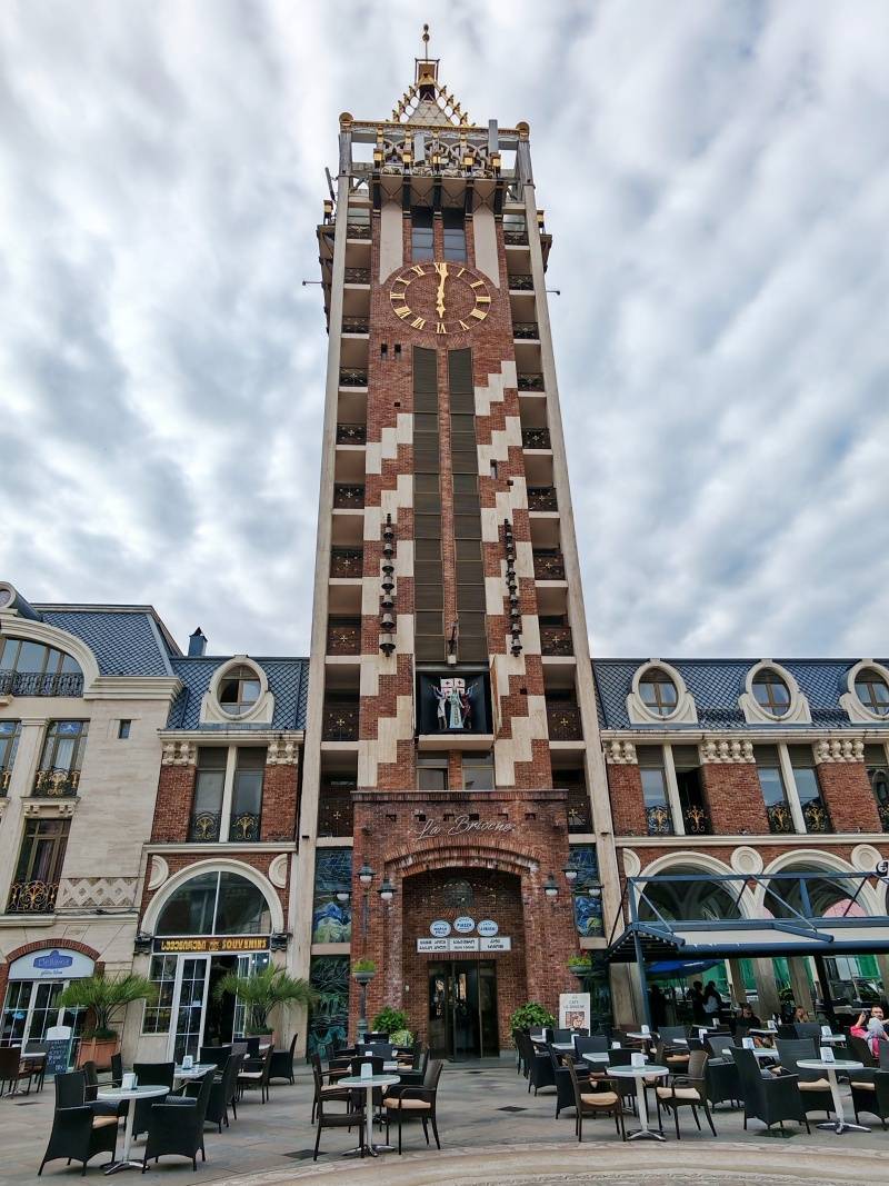 Námestie Piazza - hrajú zvončeky, objavili sa sochy