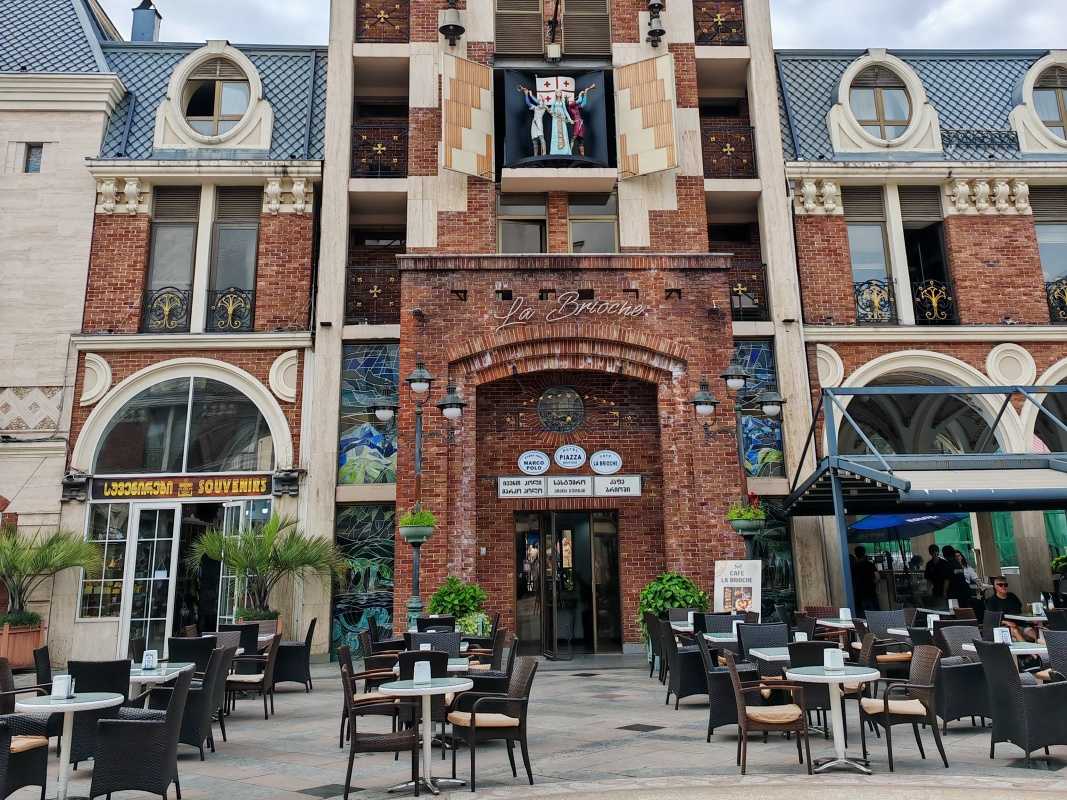 Námestie Piazza - hrajú zvončeky, objavili sa sochy