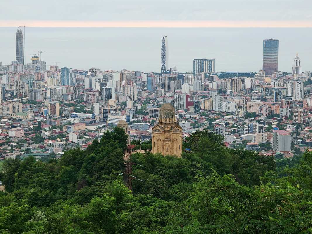 Batumi - kostolík a hotel Marriott