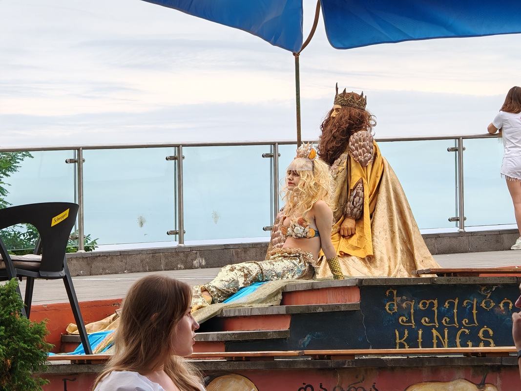 Zbiehajú sa postavičky na večerný program