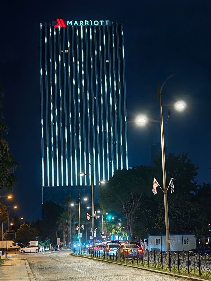 Svetelná show na hoteli Marriott