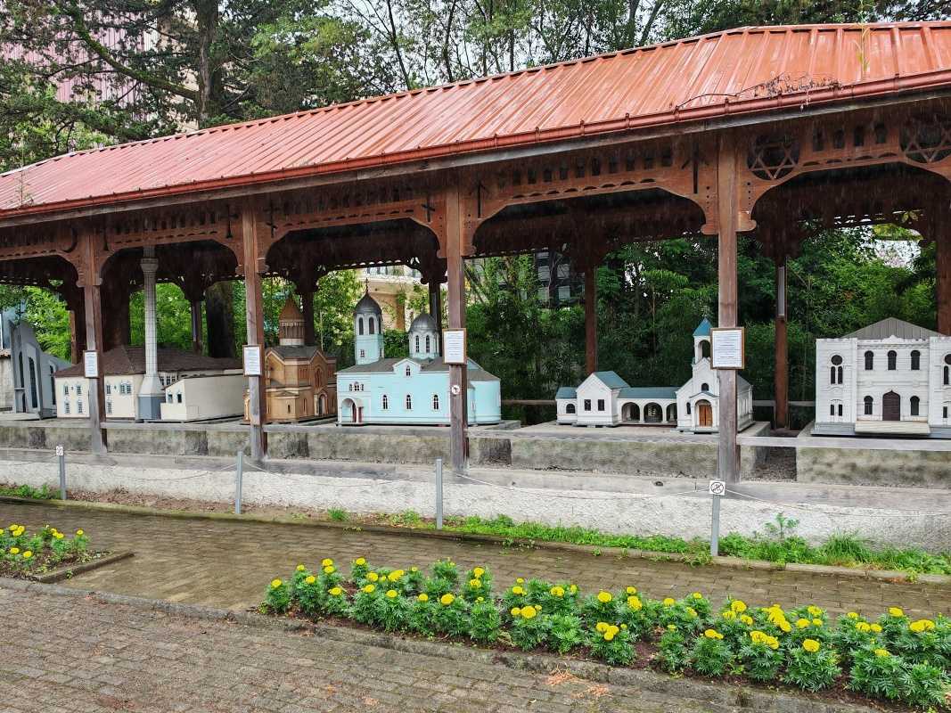 Kostoly v Batumi - Kostol sv. Mikuláša v Batumi je ten modrý