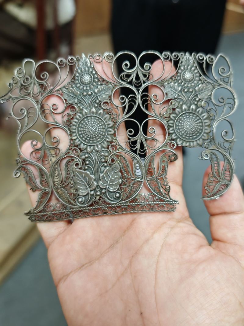 Nádherný tepaný šperk