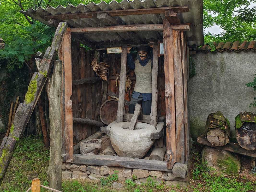 Mláťačka a drvička obilia