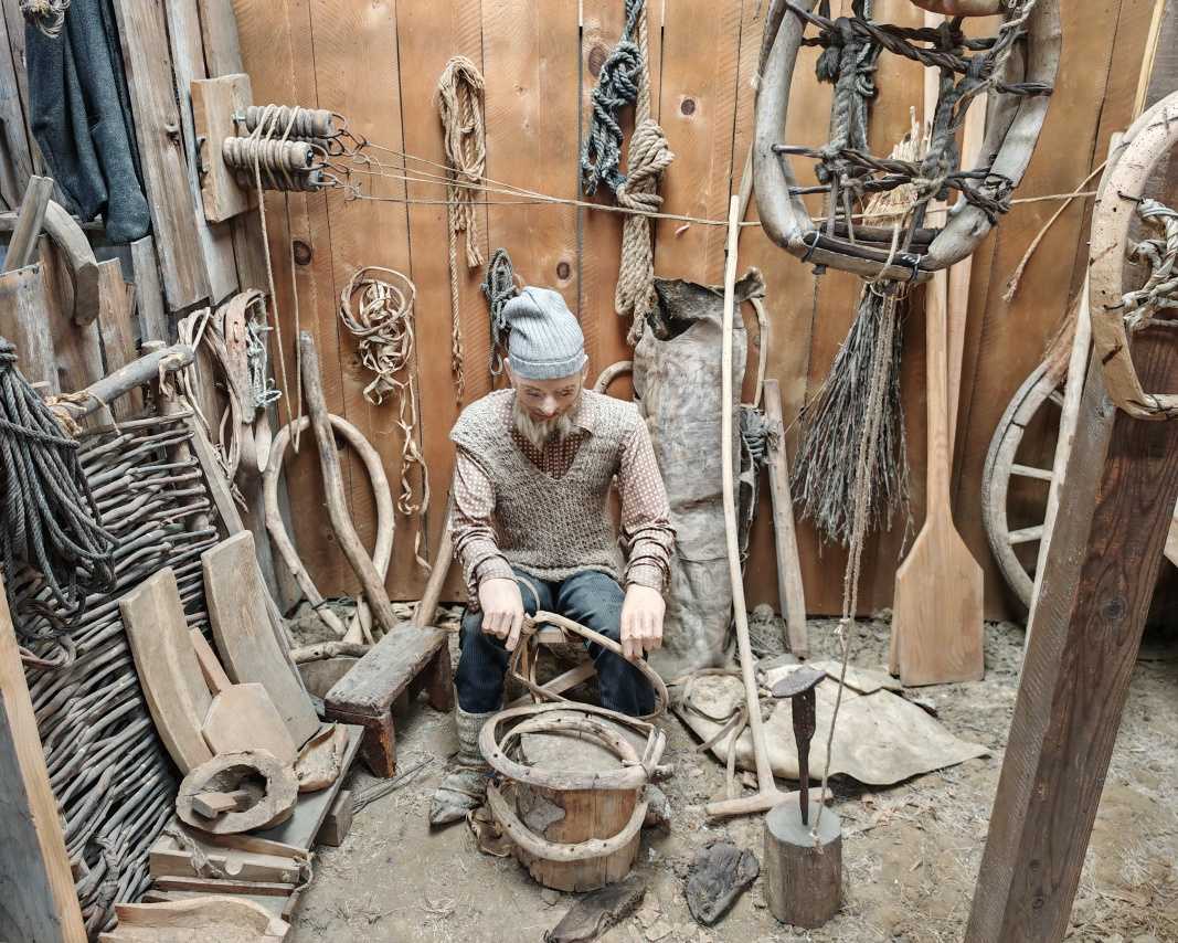 Výroba snežníc, sánok a kôl