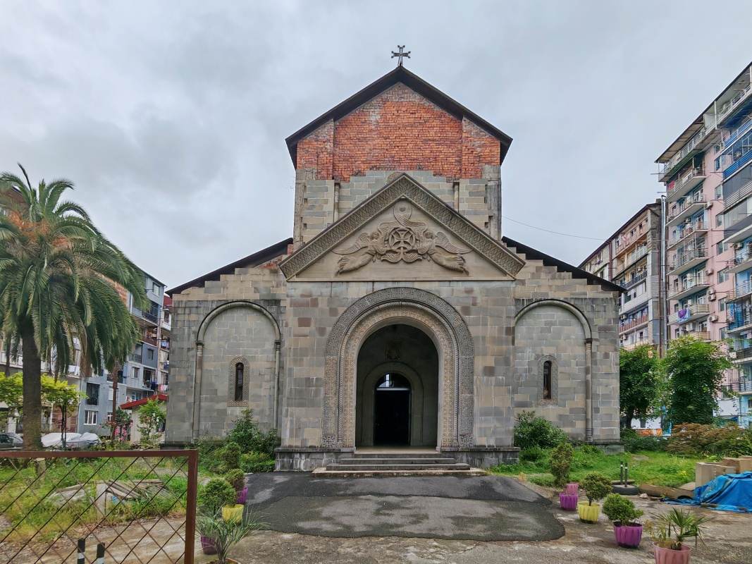 Kostol Vakhtanga Gorgasaliho, medzi panelákmi