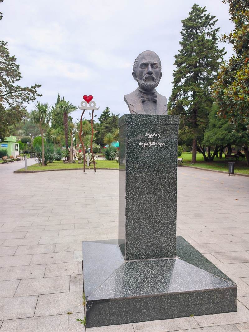 Batumi Central park pri jazere Nuri