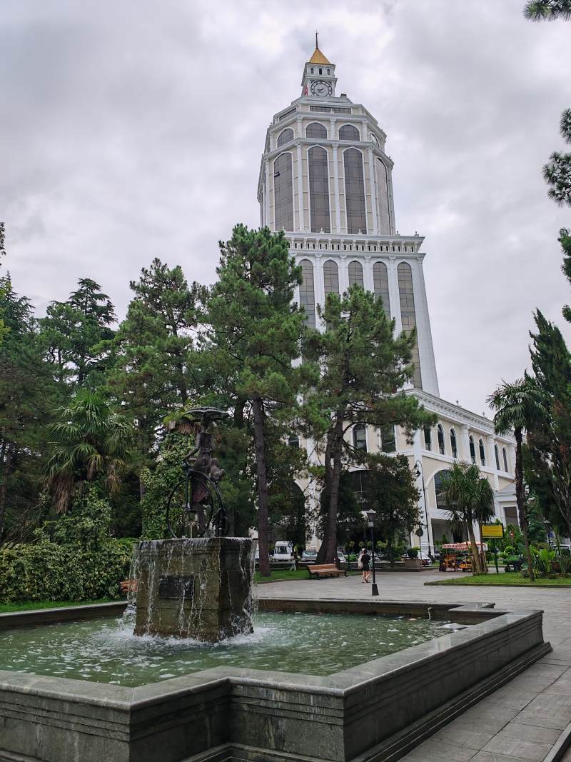 Žena s dáždnikom a Sheraton hotel