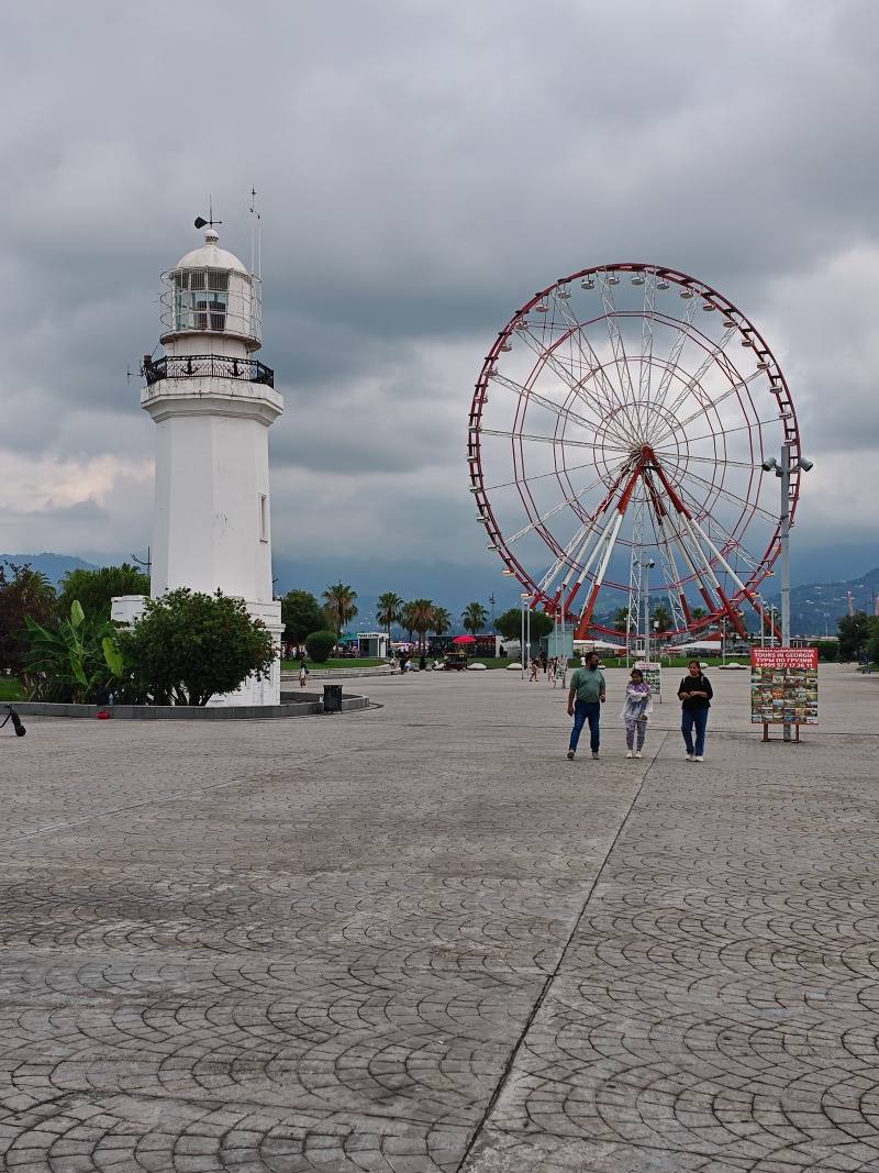 Maják a Ruské koleso v diaľke