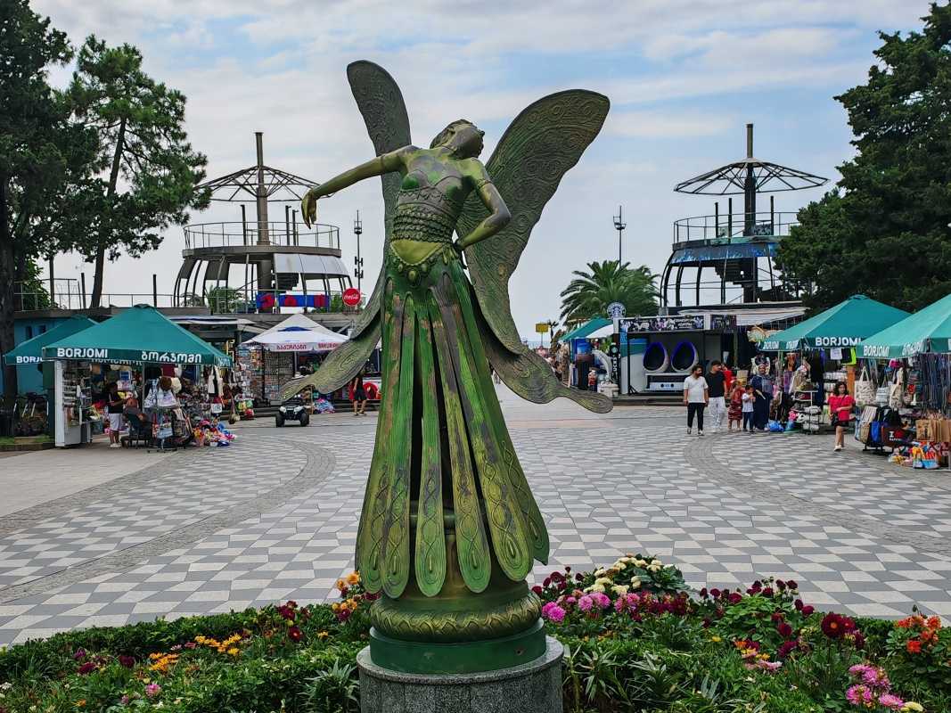 Batumi Boulevard, Víla
