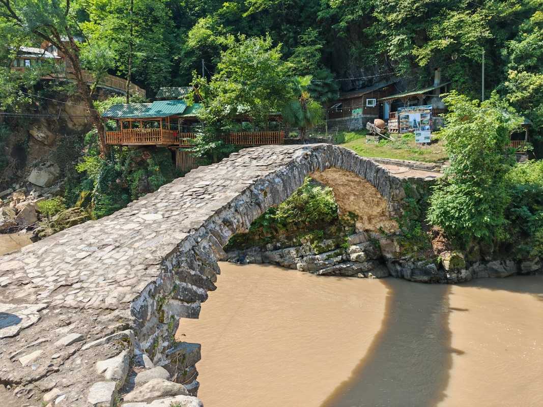 Makhuntseti most, prázdny len vďaka AI :D