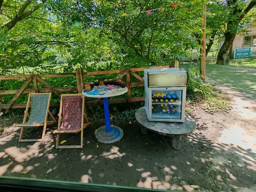 Kúpiť víno a čaču sa dá všade ...